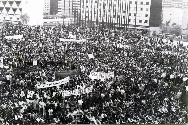 1968: el mundo era un hervidero. En la imagen, estudiantes protestando el 2 de octubre de 1968 en Tlatelolco, en la Ciudad de México... pocos minutos depues de tomada esta imagen muchos quedarían tendidos muertos sobre la plancha de dicha plaza